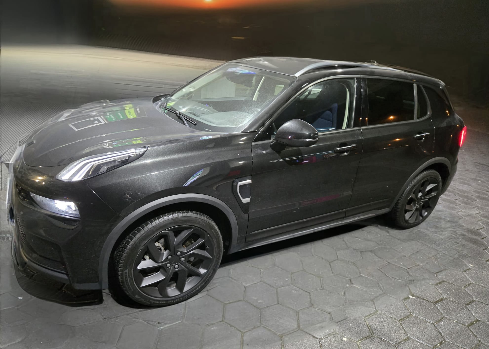 Lynk & Co Blue Delete en Velgen Zwart Spuiten